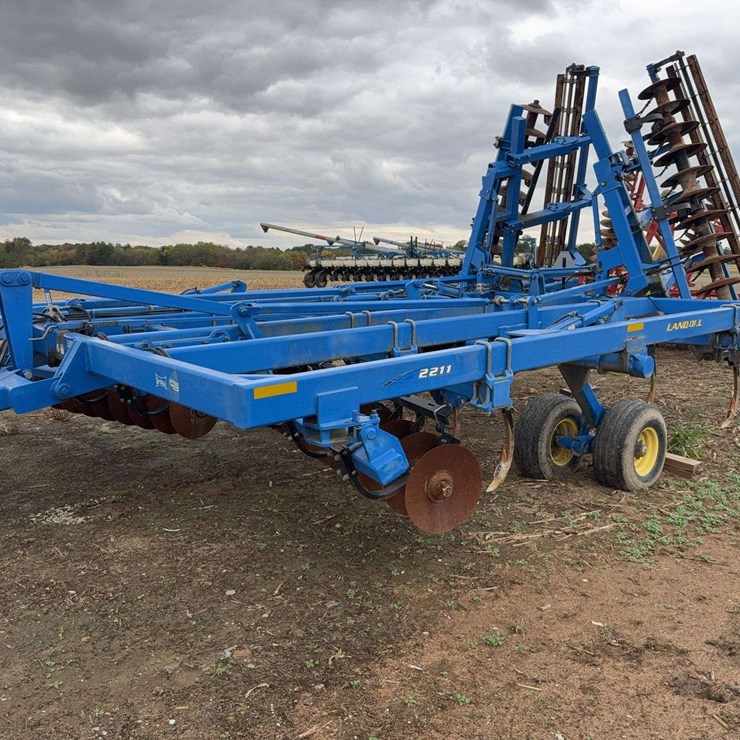Landoll 2211-13 Disc Chisel, Walking Tandems, 13 Shank, 3 Hyd Outlets, 20'' Disc Blades, s/n- 25H1000136