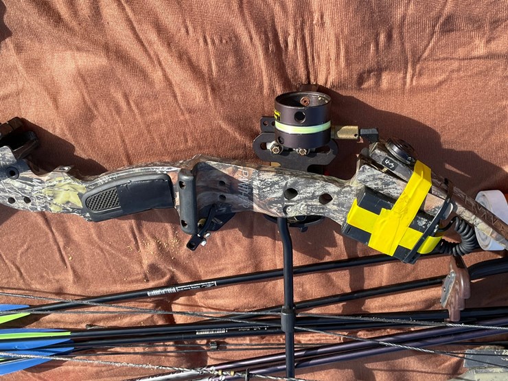 #5217-•-(3)-compound-bows-with-arrows-and-accessories-image-10