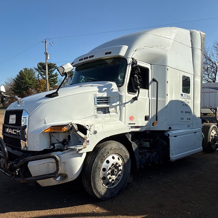 #6907 • 2022 Mack Anthem AN64T Sleeper Semi Truck