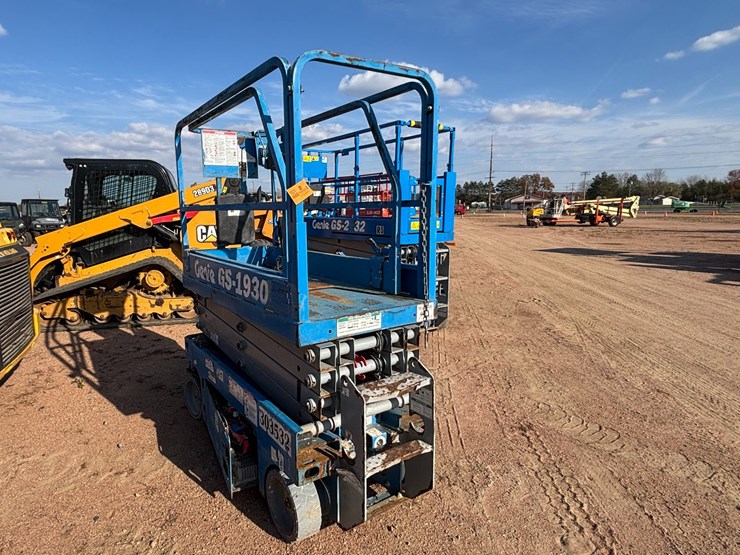 #1921-•-2018-genie-gs-1930-electric-scissor-lift-image-3