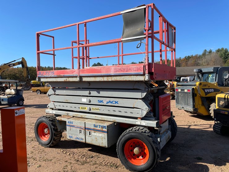#1878-•-skyjack-sj7135-4x4-off-road-scissor-lift-image-3