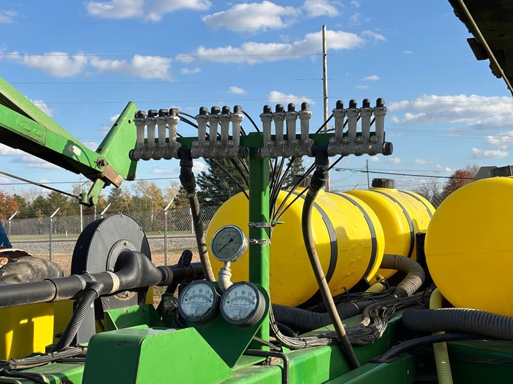 #1949-•-john-deere-7200-conservation-16-row-planter-image-13