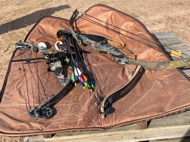 #5217-•-(3)-compound-bows-with-arrows-and-accessories-image-1