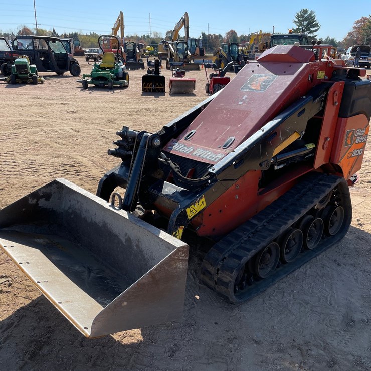 #1070 • Ditch Witch SK800 Tracked Dingo