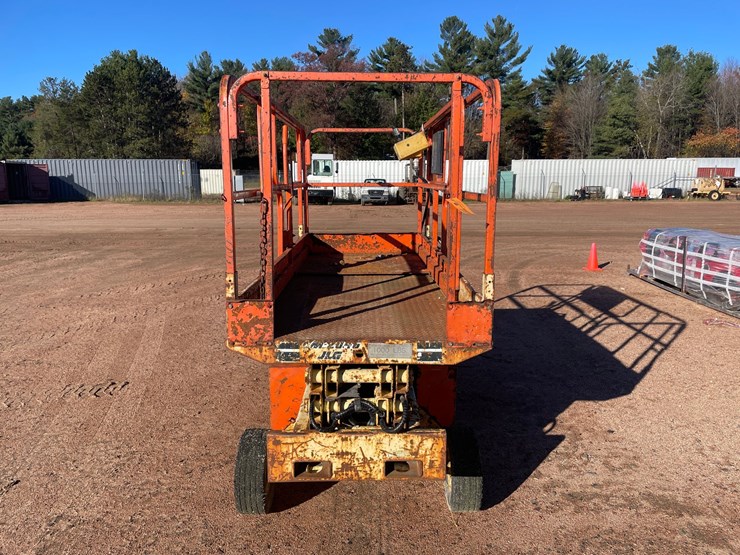 #1897-•-jlg-commander-cm-2046-electric-scissor-lift-non-runner-image-8