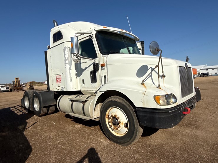 #6906-•-2002-international-9200i-sleeper-semi-truck-tractor-(has-wi-title)-image-3