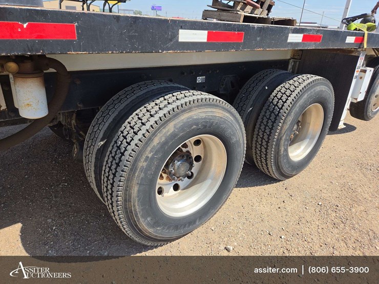 2006-peterbilt-335-image-38