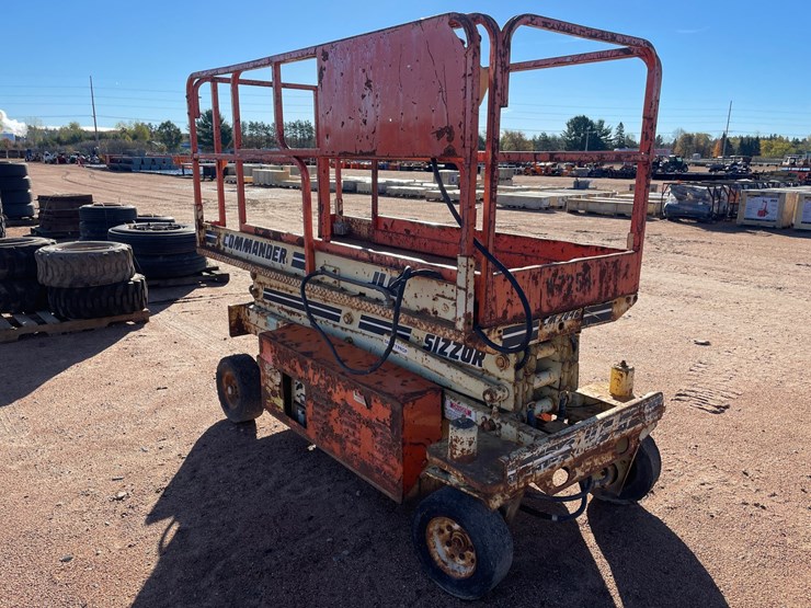 #1897-•-jlg-commander-cm-2046-electric-scissor-lift-non-runner-image-3