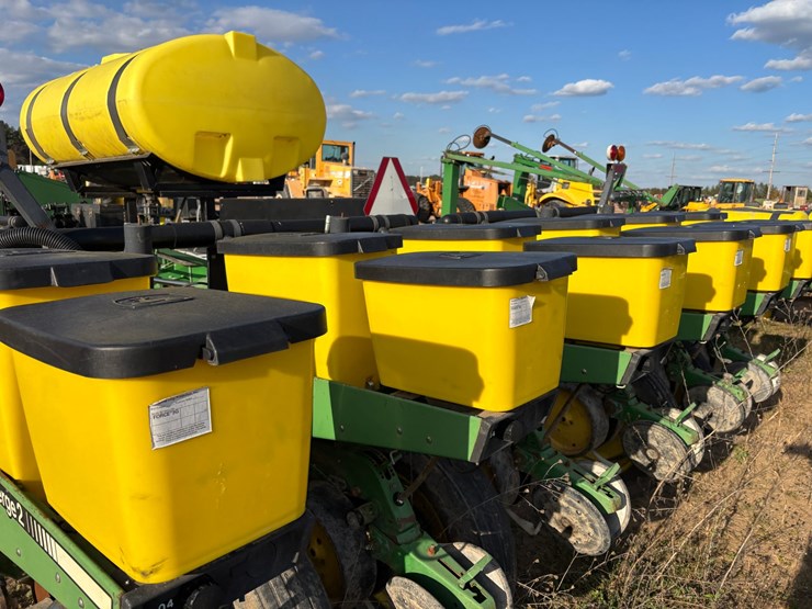 #1948-•-john-deere-7200-16-row-planter-image-17