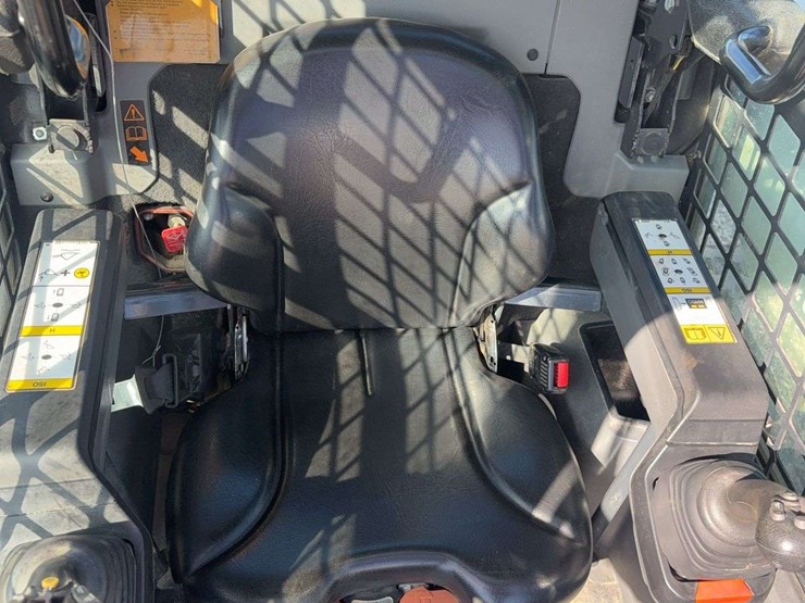 2022-bobcat-t66-tracked-skid-steer,-1367.6-hours,-radio,-quick-attach-hookup,-cab,-heat/ac,-comes-with-smooth-68”-bucket,-s/n---b4sb28773-image-14