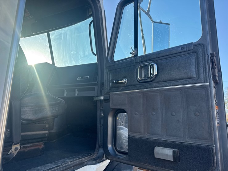 #6902-•-1993-mack-conventional-sleeper-semi-tractor-image-47