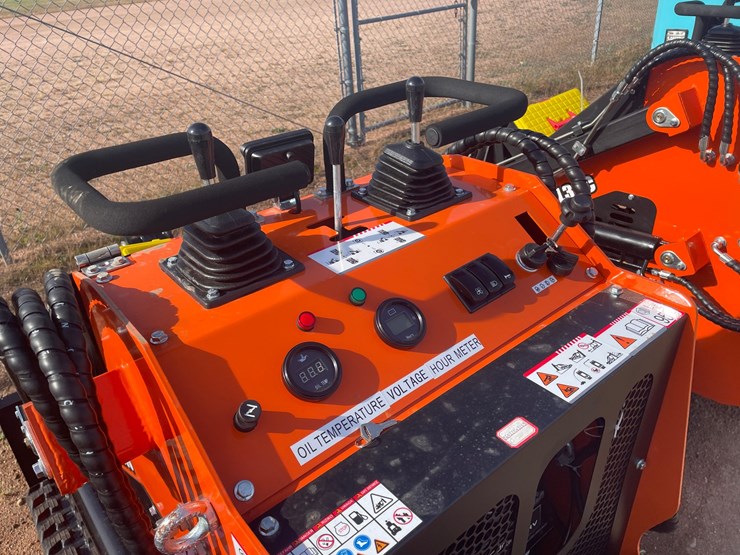 #3211-•-2026-skid-steer-loader-image-7