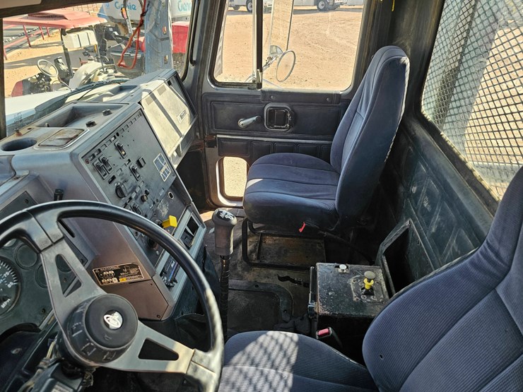 1995-mack-ch613-image-9