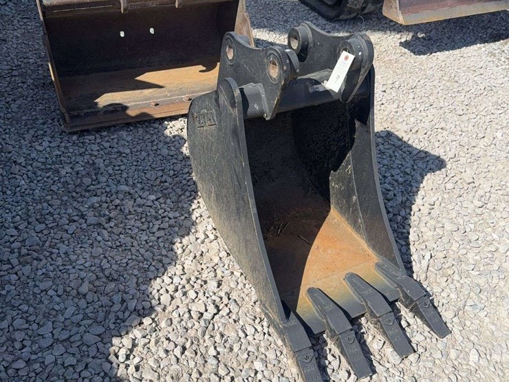 two-pin-18”-tooth-excavator-bucket-image-2
