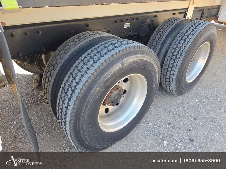 2006-peterbilt-335-image-43