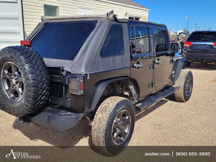 2015-jeep-wrangler-unlimited-sahara-image-3