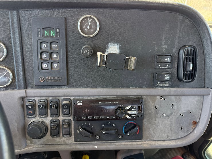 2015-peterbilt-365-image-32