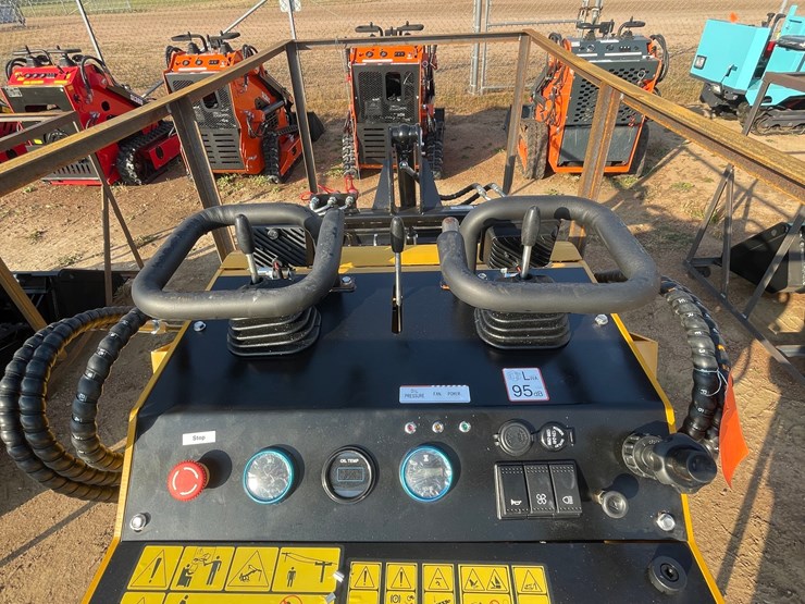 #3238-•-agt-mx-crt23-compact-track-loader-image-19