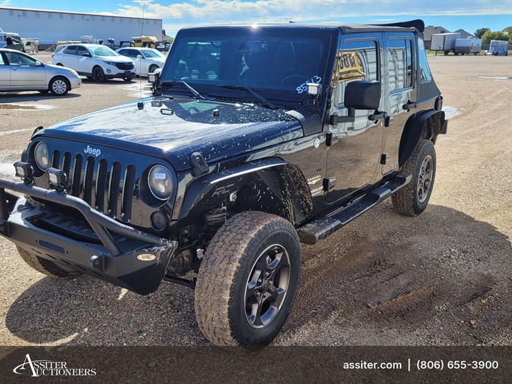 2015-jeep-wrangler-unlimited-sahara-image-1