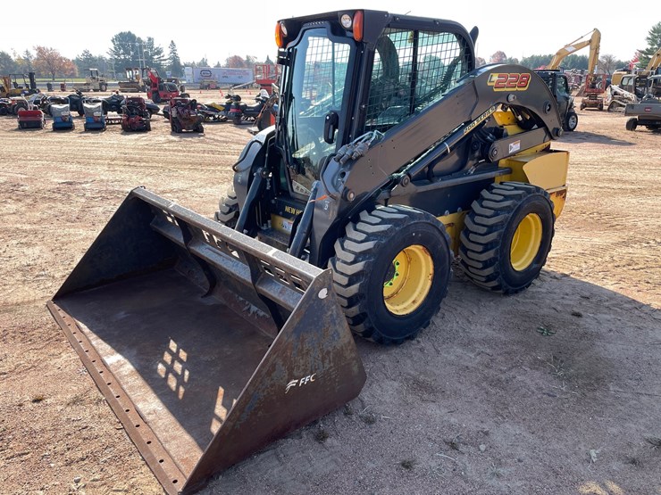 #1081-•-new-holland-l228-skid-steer-image-3