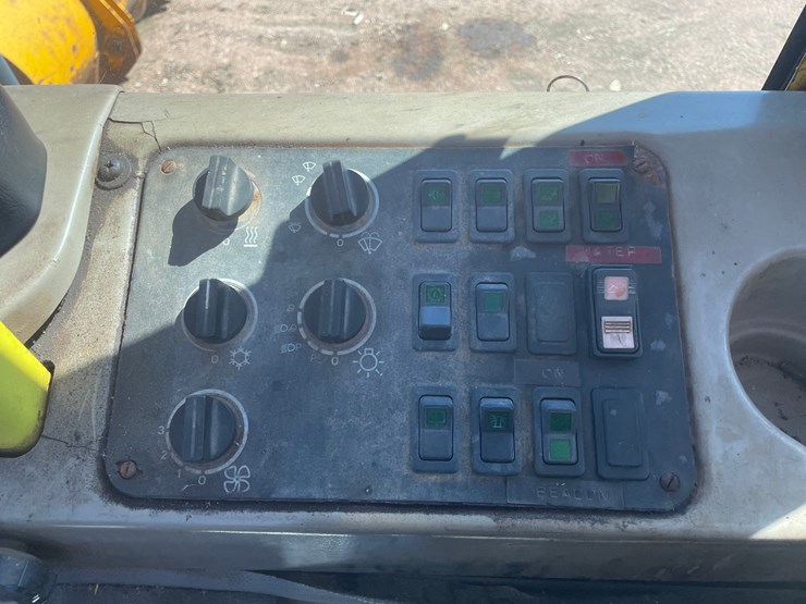 #1748-•-2001-case-721c-wheel-loader-image-32