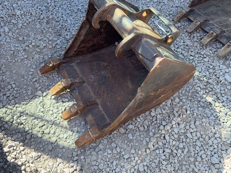 bobcat-24”-tooth-excavator-bucket-image-1