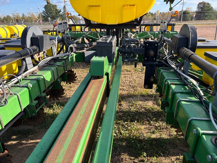 #1948-•-john-deere-7200-16-row-planter-image-26