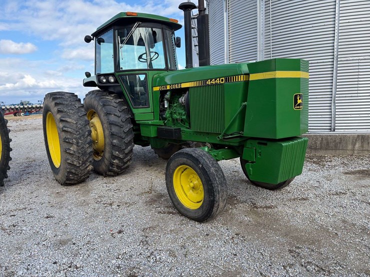 1980-john-deere-4440-tractor,-7,995-hours,-540-and-small-1000pto,-front-fuel-tank,-full-rack-front-weights,-hammer-strap,-side-step,-quad-range,-18.4x38,-quick-hitch,-2-remotes,-s/n--4440w037072-image-2
