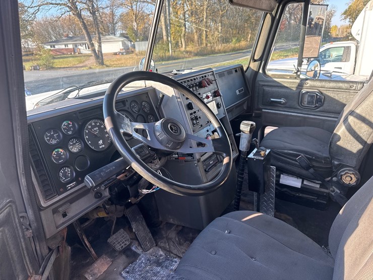 #6902-•-1993-mack-conventional-sleeper-semi-tractor-image-8