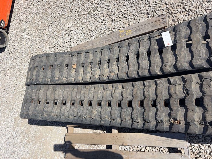 1-set-of-used-tracks-for-cat-259d3-skid-steer-image-5