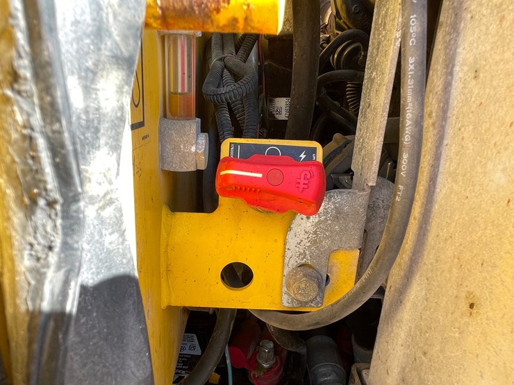 #1081-•-new-holland-l228-skid-steer-image-15
