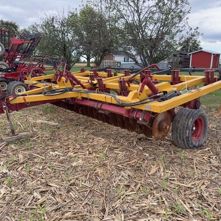 Binkley-Wilbeck 2109 13 Shank Chisel Plow, Remlinger Leveling Bar, Hyd Adjust Hitch