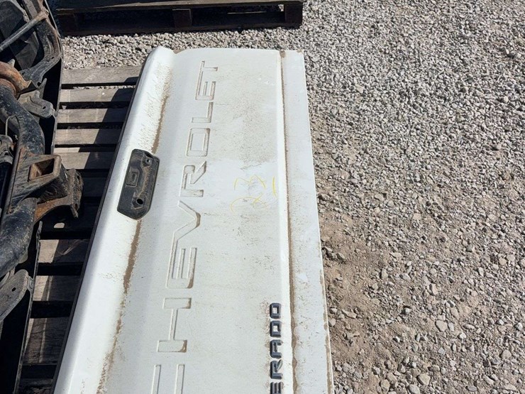 2022-chevy-2500-hd-tail-gate-and-2022-chevy-2500-hd-rear-bumper-image-1