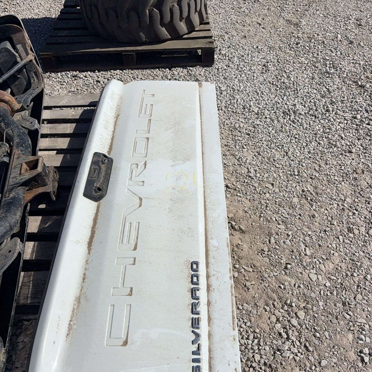 2022 Chevy 2500 HD Tail Gate and 2022 Chevy 2500 HD Rear Bumper