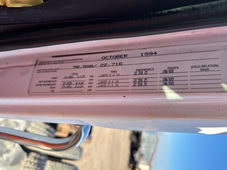 #6903-•-1995-volvo-gm-wg64t-tandem-axle-day-cab-semi-tractor-(has-wi-title)-image-14