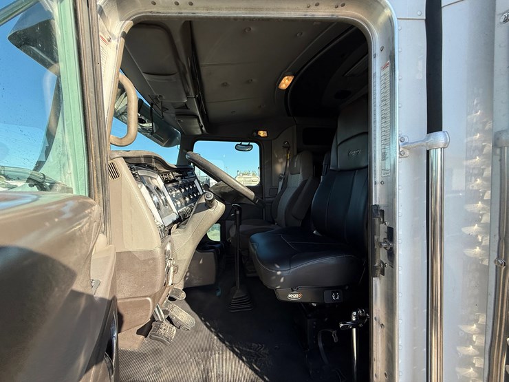 2012-kenworth-w900-tri-axle-heavy-haul-truck-image-15