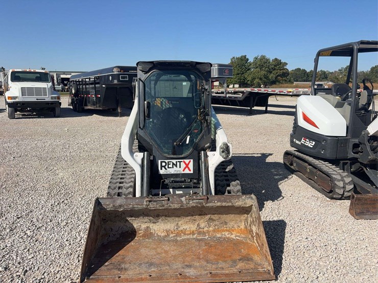 2022-bobcat-t66-tracked-skid-steer,-1367.6-hours,-radio,-quick-attach-hookup,-cab,-heat/ac,-comes-with-smooth-68”-bucket,-s/n---b4sb28773-image-11