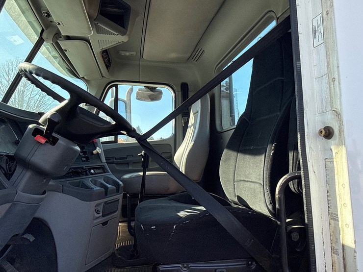 #6905-•-2007-freightliner-day-cab-non-runner-semi-tractor-(wi-title-in-delay)-image-12