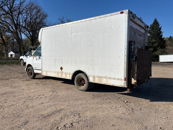 #6932-•-2000-chevrolet-3500-box-truck-(has-wi-title)-image-3