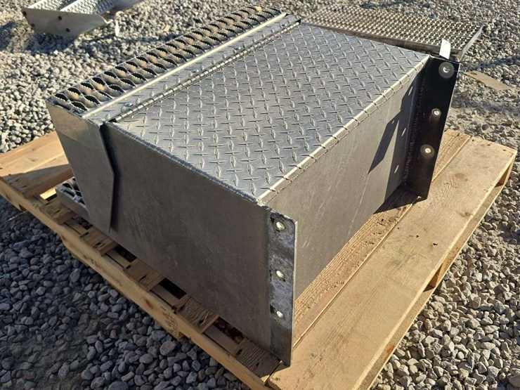 side-toolboxes-with-step-image-4