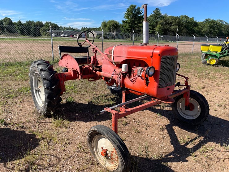 #1951-•-allis-chalmers-b-wide-tractor-image-1