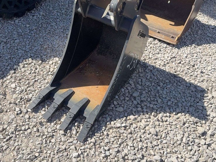 two-pin-18”-tooth-excavator-bucket-image-1
