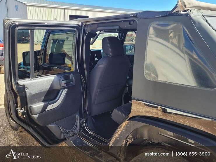 2015-jeep-wrangler-unlimited-sahara-image-8