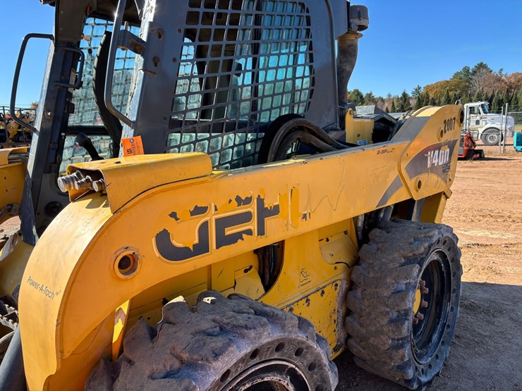 #1888-•-2016-gehl-v400-skid-steer-with-bucket-image-26