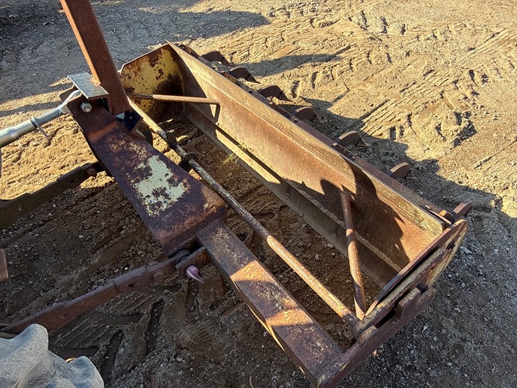 #6925-•-massey-ferguson-mf-30-industrial-tractor-with-front-loader-and-rear-box-scraper-image-15