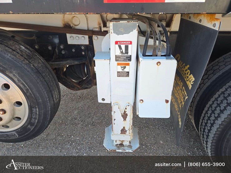 2006-peterbilt-335-image-23