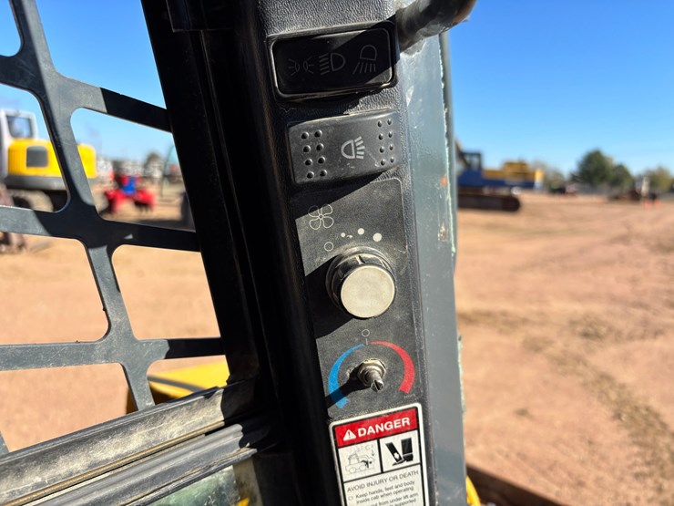 #1888-•-2016-gehl-v400-skid-steer-with-bucket-image-29