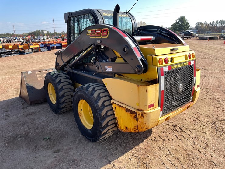 #1905-•-new-holland-l228-skid-steer-image-5