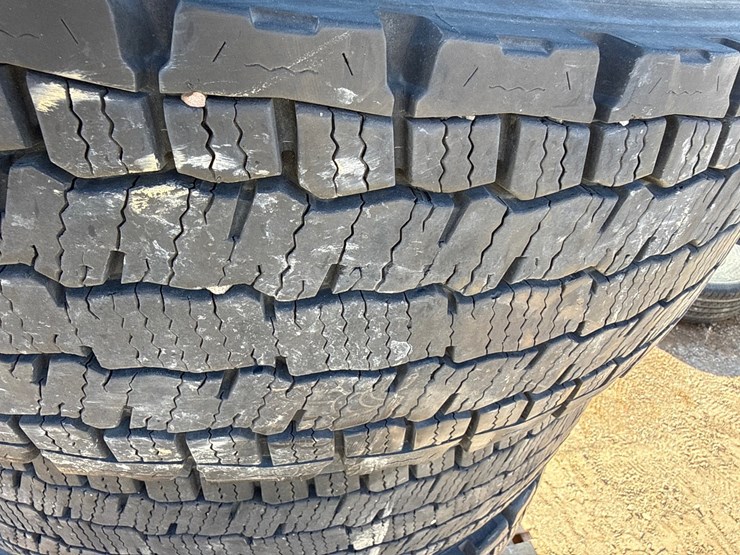 #6982-•-(5)-commercial-truck-tires-with-aluminum-rims-image-9