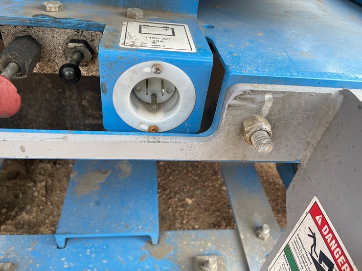 #1902-•-2012-genie-gs-3246-electric-scissor-lift-image-11